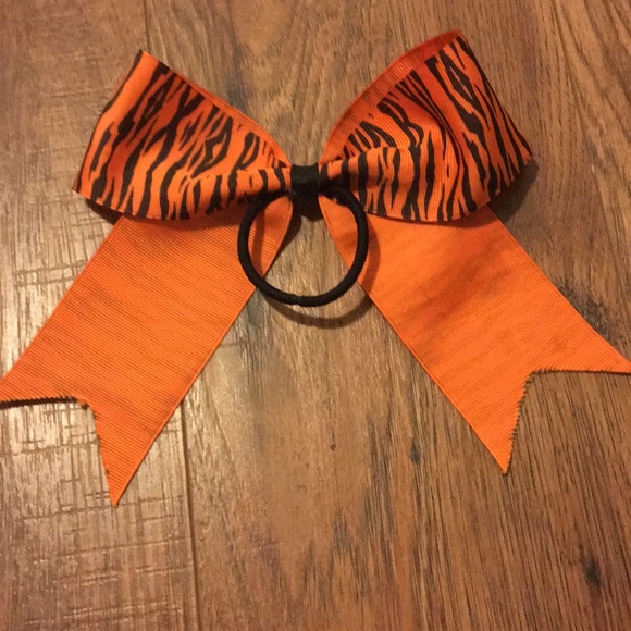🎀Tiger Print Cheer Bow🎀 - Picture 2 of 2